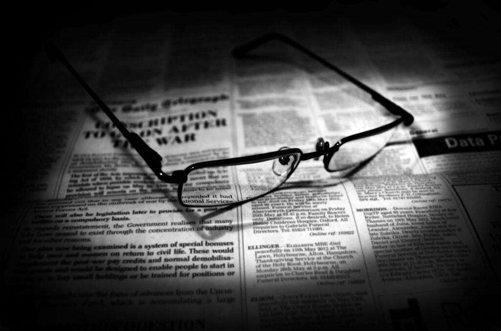 Newspaper with glasses on top.
https://www.publicdomainpictures.net/pictures/30000/velka/newspapers-and-glasses-1341392353G4g.jpg